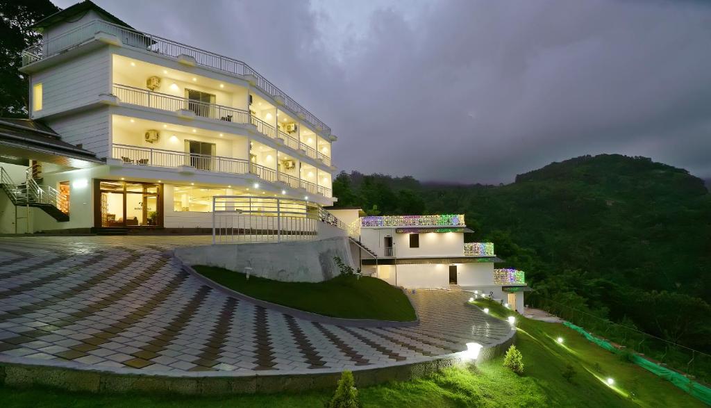 Moonline Resort