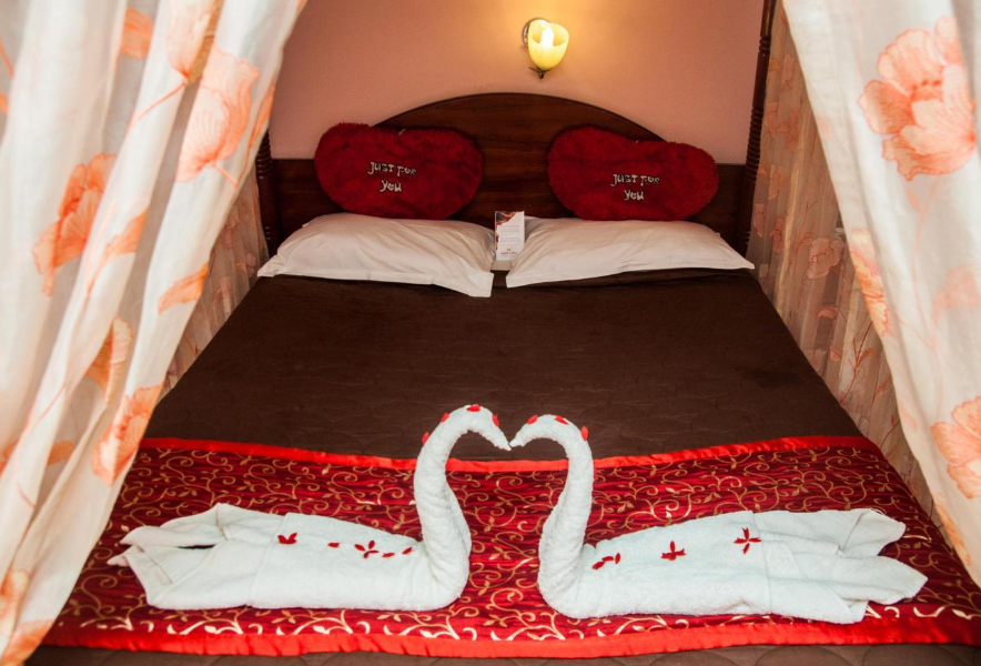Apple Honeymoon Suite